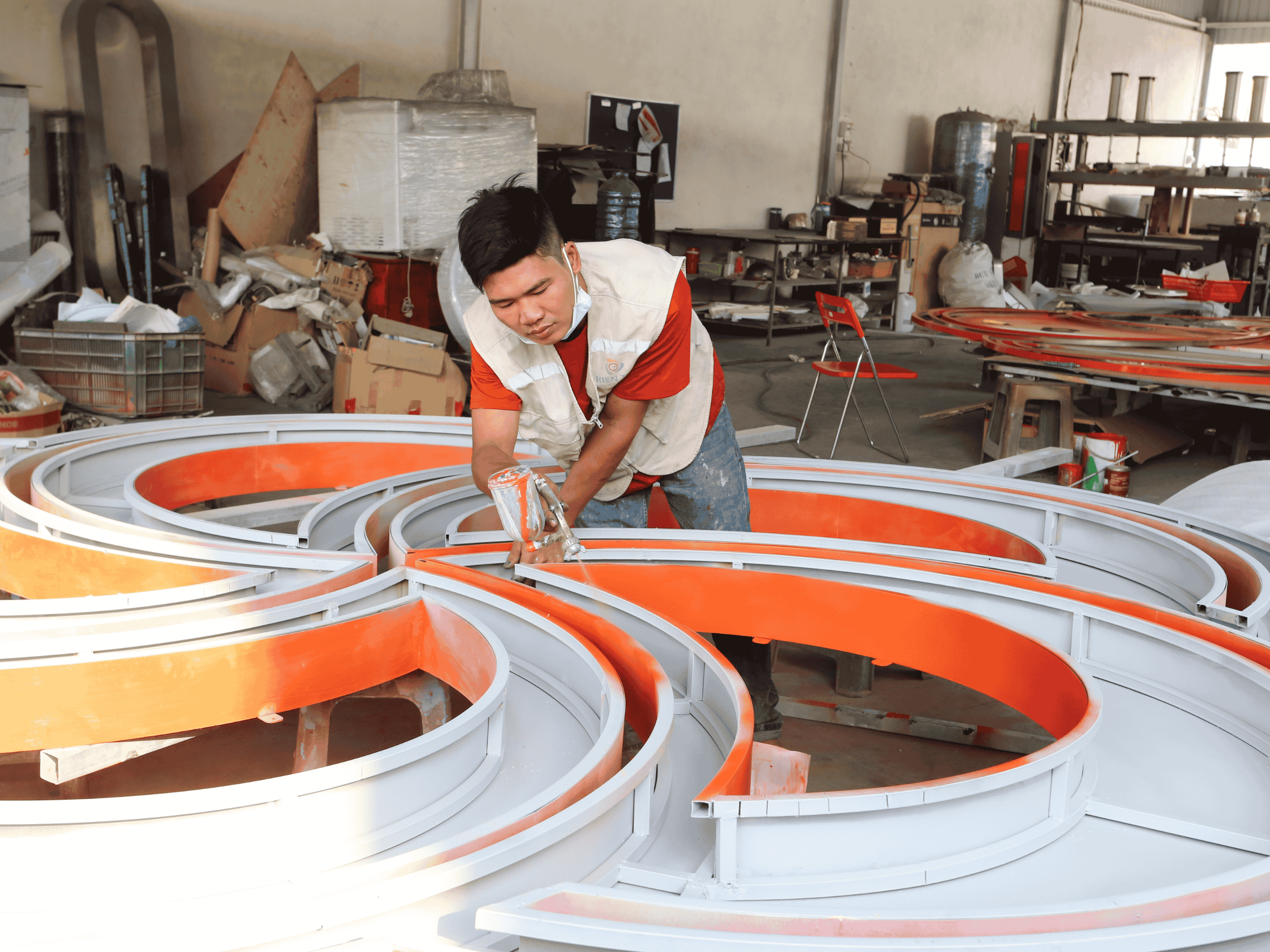 Ảnh xưởng gia công logo mica hoặc đội ngũ đang xử lý logo thực tế