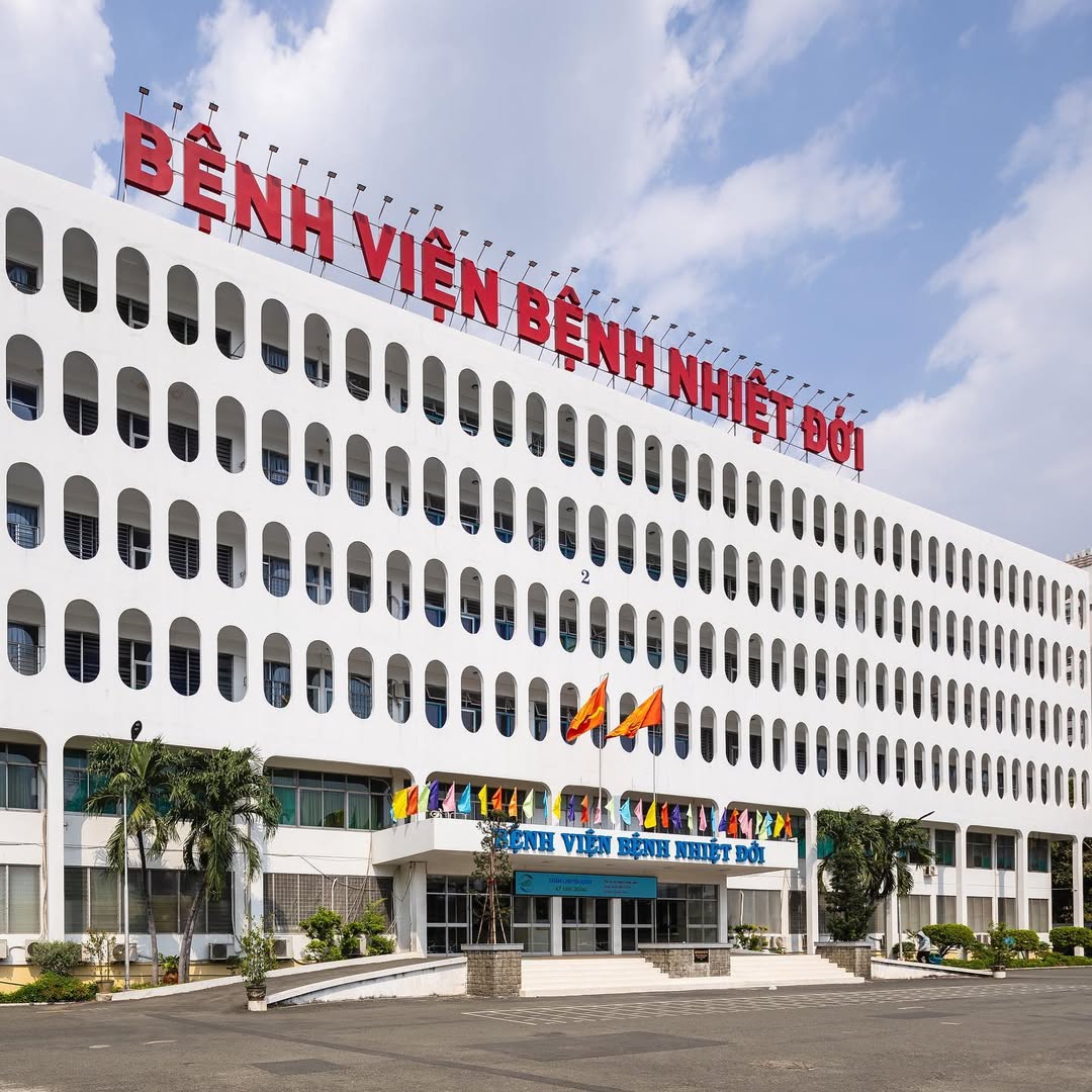 Ảnh logo mica hút nổi hoàn thiện trong không gian thương hiệu hiện đại