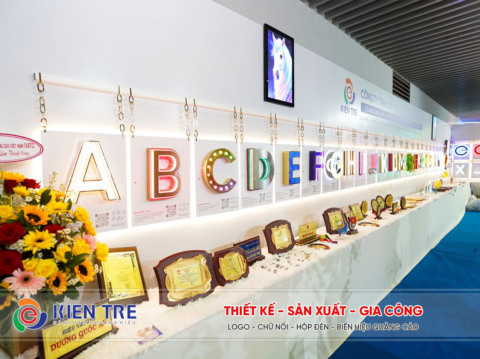 Ảnh logo mica hút nổi trong không gian doanh nghiệp chuyên nghiệp]