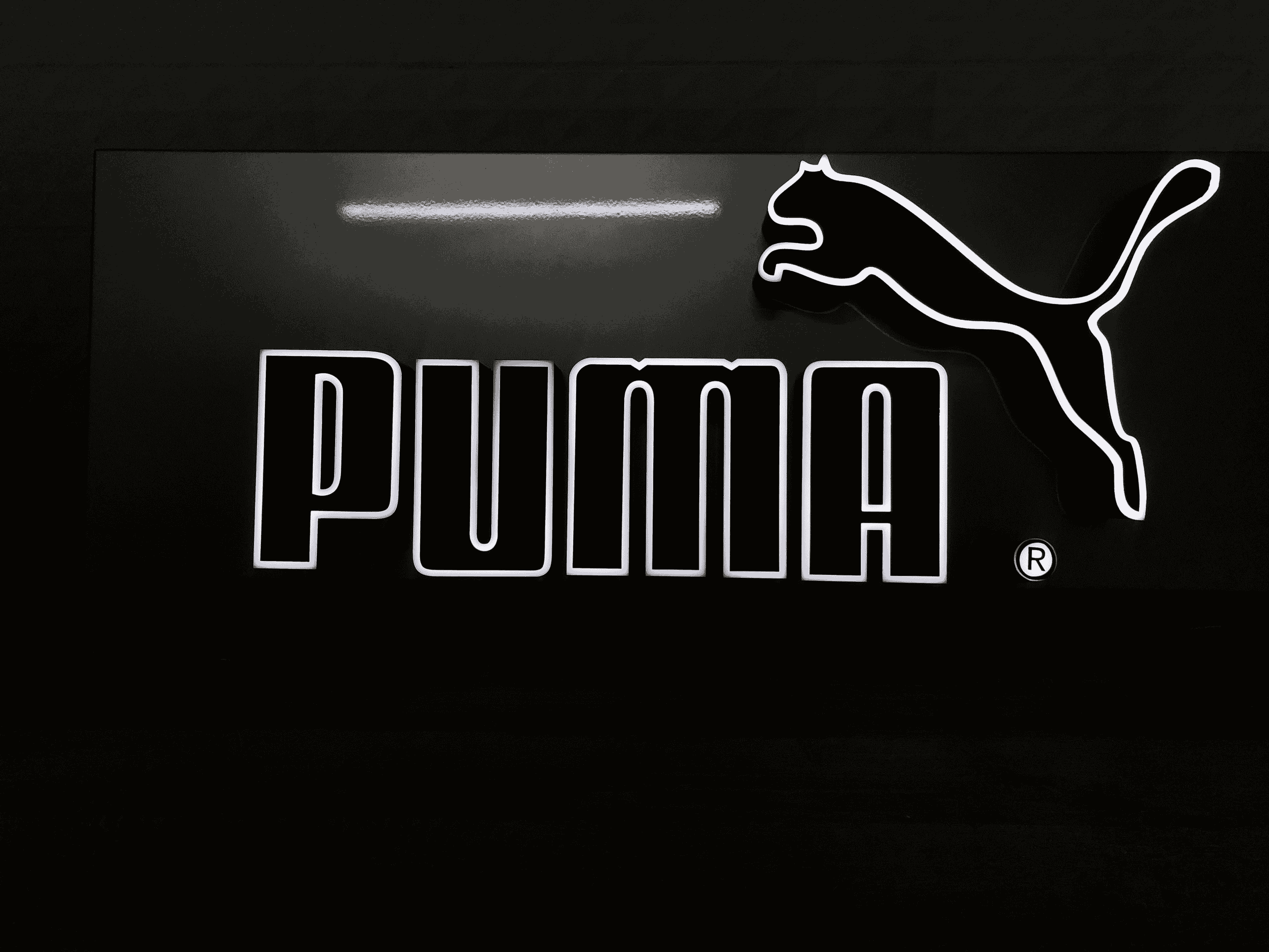 Ảnh logo mica hút nổi có đèn và không đèn để so sánh