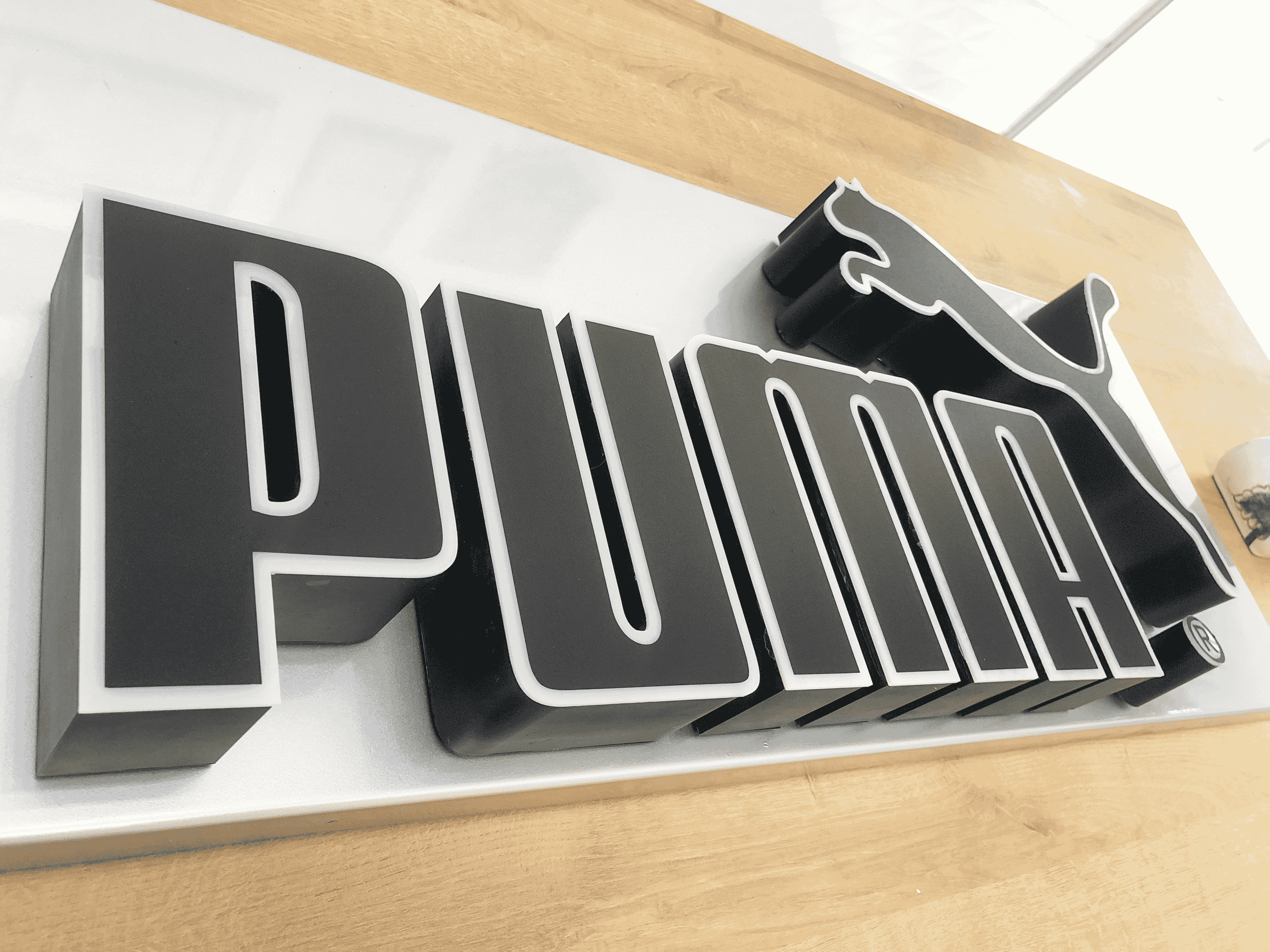 Ảnh cận cảnh logo mica hút nổi để thấy rõ độ nổi khối và bề mặt