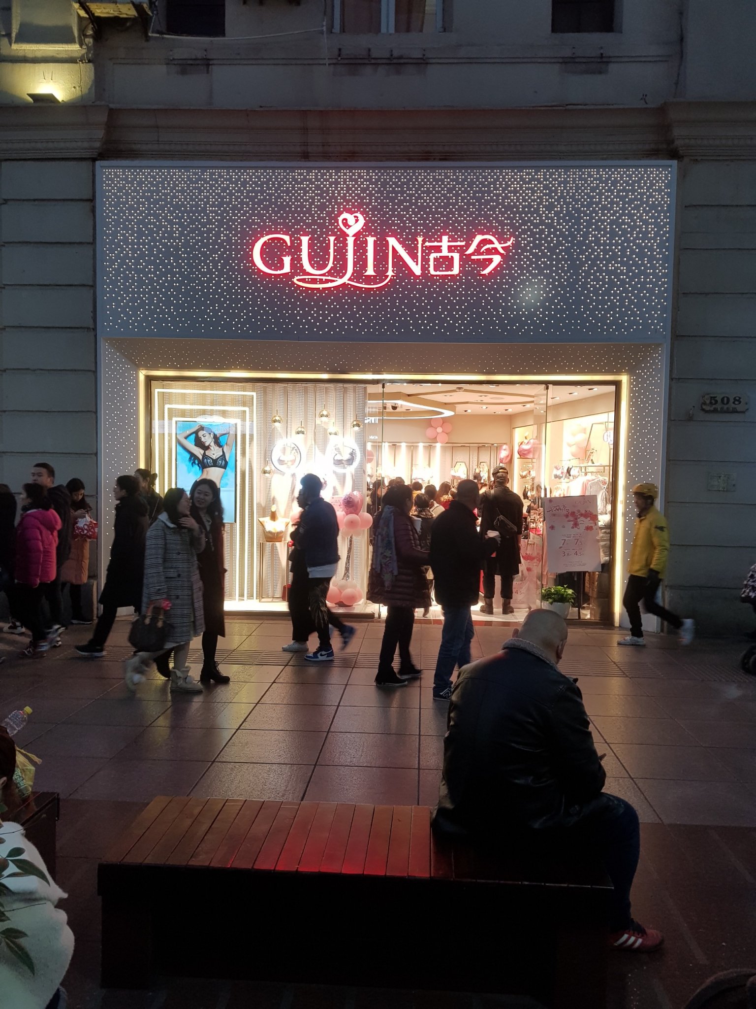 Ảnh logo mica hút nổi lắp tại quầy lễ tân, showroom hoặc spa