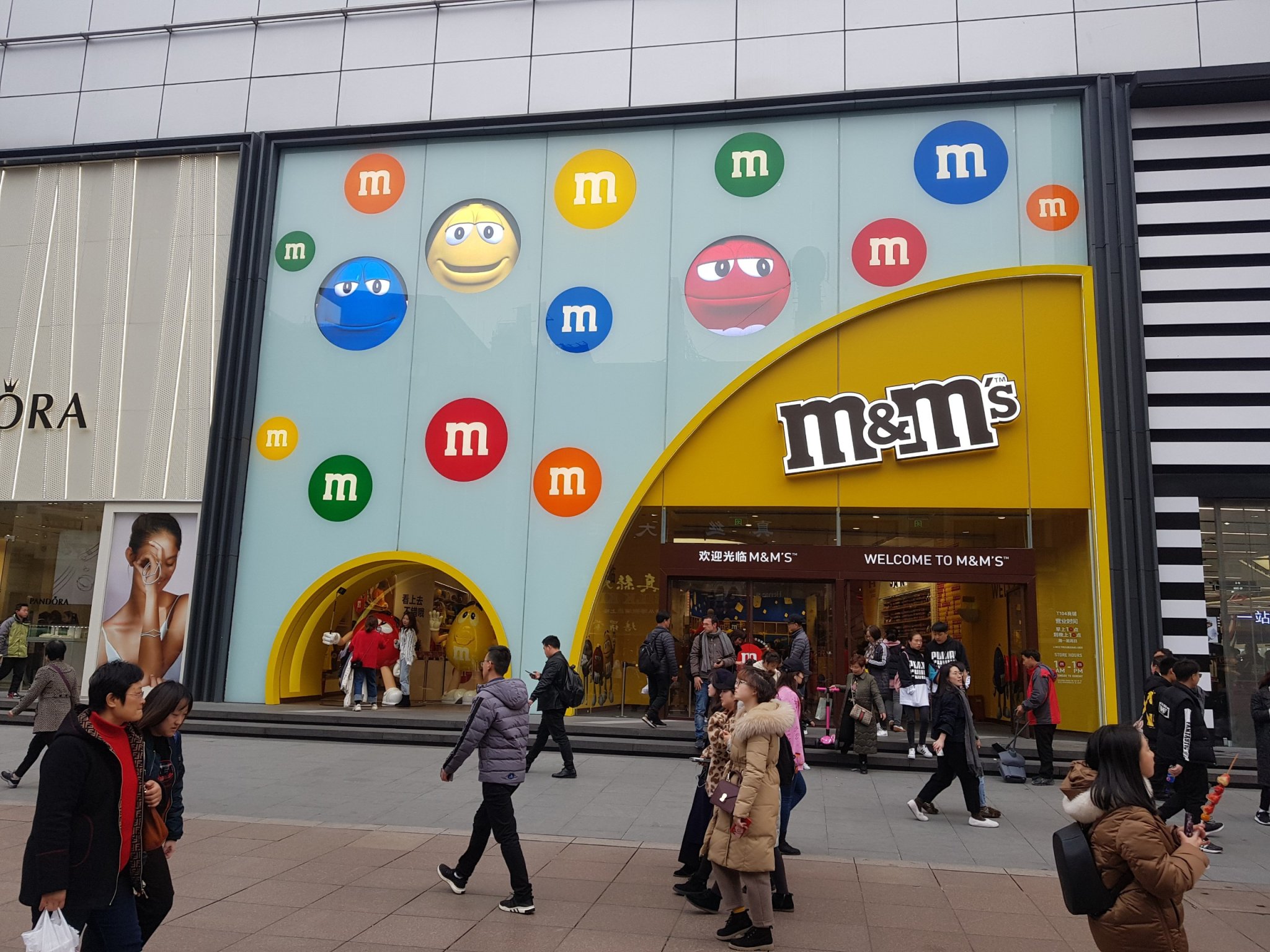 Ảnh khảo sát thực tế vị trí lắp logo  cửa hàng ( làm logo mica hút nổi ) 