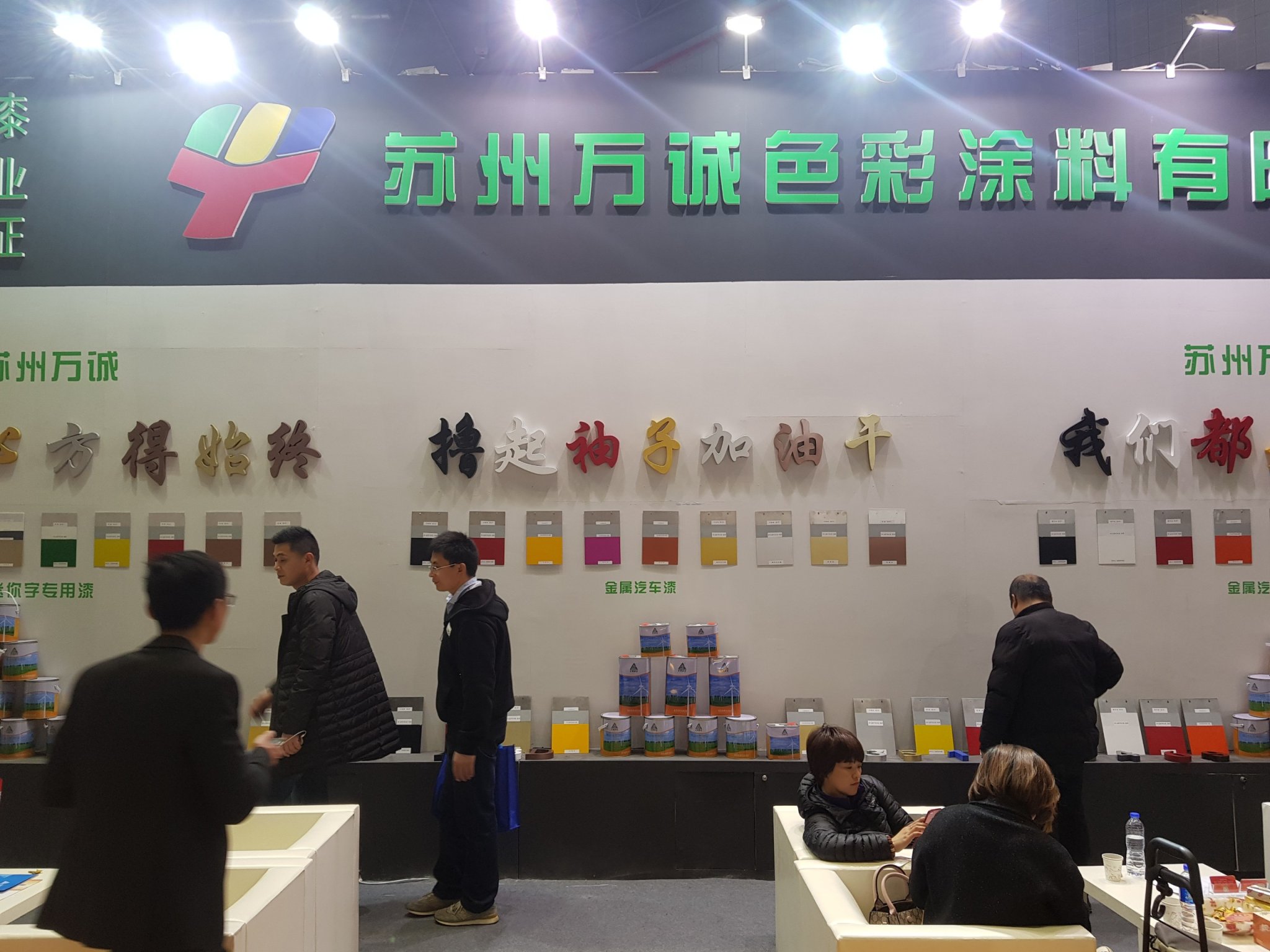 Ảnh logo inox chữ nổi trong không gian văn phòng hoặc sảnh công ty