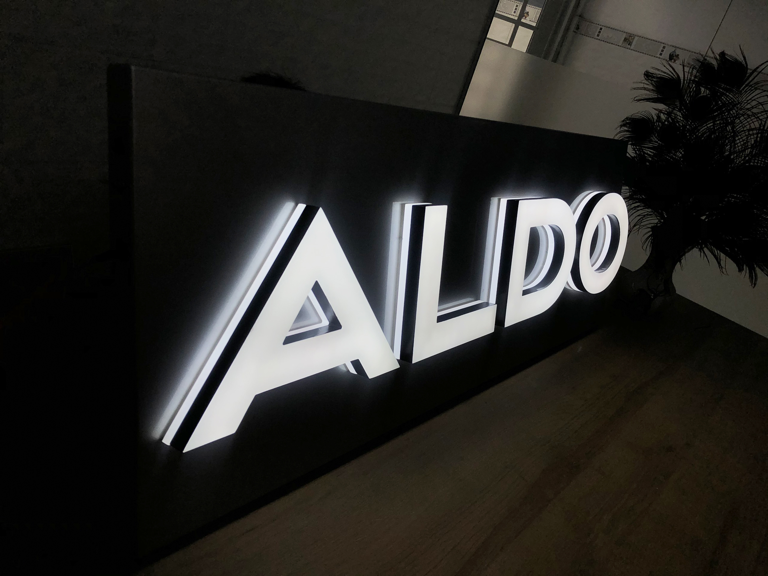 Ảnh cận cảnh chi tiết logo mica hút nổi hoàn thiện đẹp, sắc nét ( logo mica hút nổi ) 