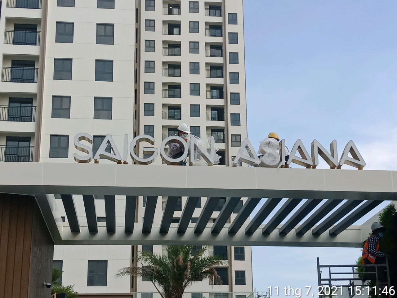 Ảnh đội ngũ đang lắp đặt hoặc kiểm tra hoàn thiện logo tại công trình