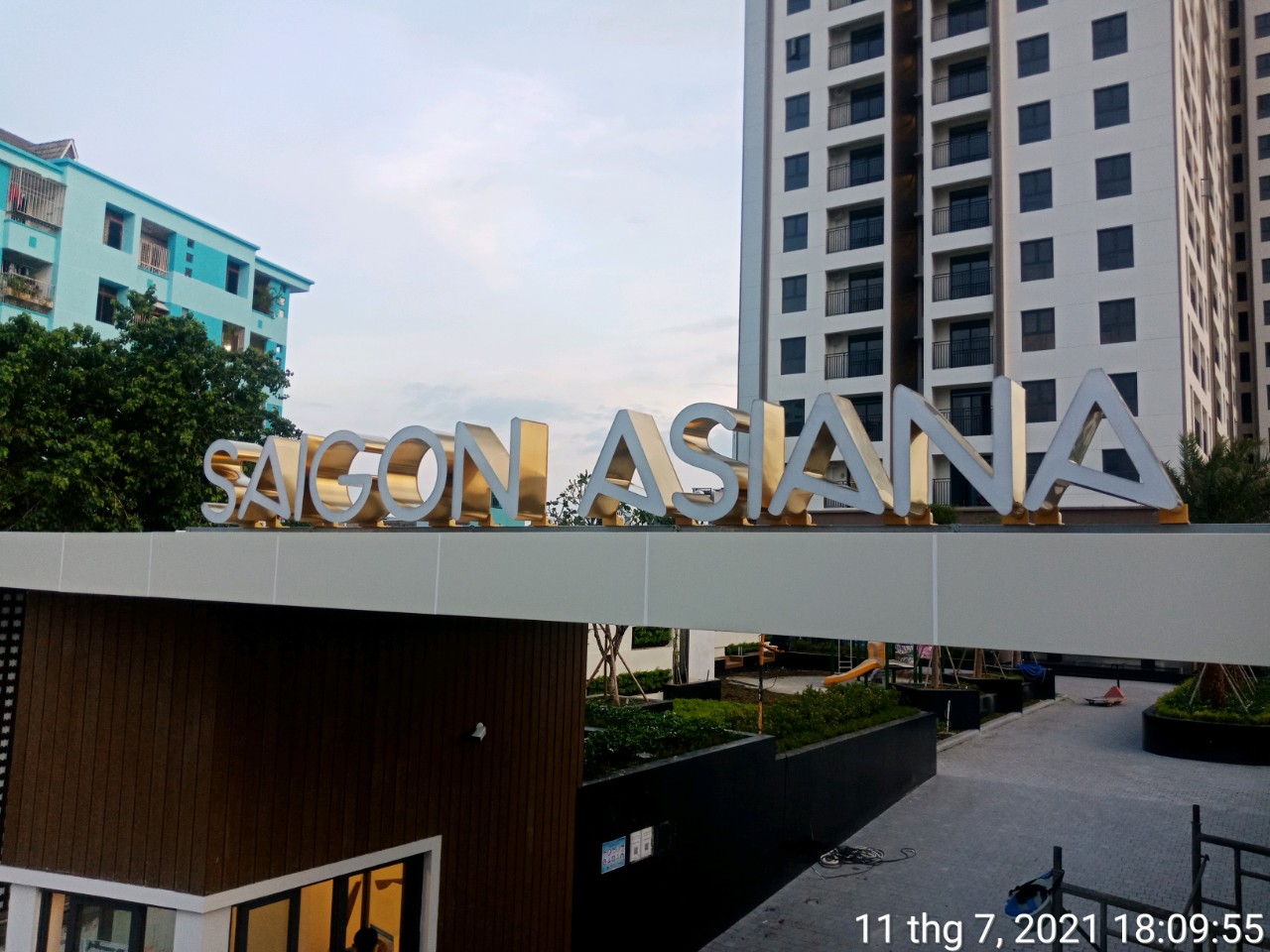 Ảnh logo mica hút nổi hoàn thiện đẹp, sạch và đang sử dụng ổn định